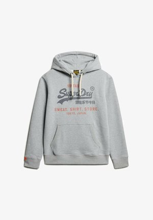 Grau gefütterter Kapuzenpullover aus Fleece, mit einer Fronttasche, Zugbändern und gedrucktem Text in Dunkel- und Rottönen.
