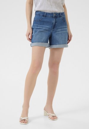 Shorts in denim di blu medio con risvolti, dotati di tasche frontali e chiusura con bottone. Tessuto liscio con leggeri dettagli di sbiadimento.