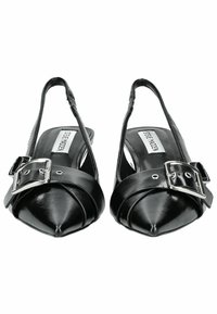 Ballerine nere con design a punta e cinturino. Presentano una fascia larga con una fibbia argentata e una texture liscia e lucida.