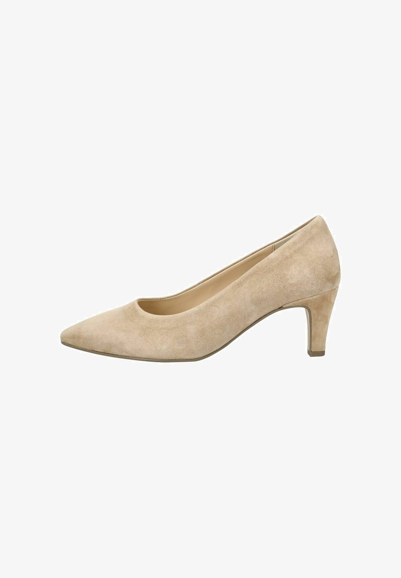 Escarpin beige en daim à bout pointu, avec un talon bas et fin, doublure intérieure lisse, présenté de profil sur un fond blanc.