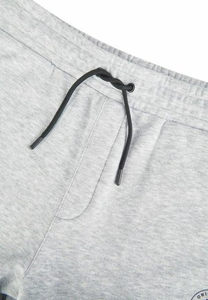 Grijze katoen shorts met een elastische tailleband, zwarte trekkoord en zijzakken. Heeft een cirkelvormig logo accent in de onderste hoek.