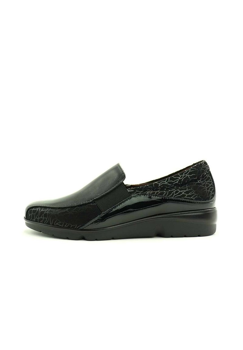 Zapatos negros sin cordones con parte superior de cuero brillante y trasera con patrón texturizado. Presentan una puntera redonda y una cómoda suela de goma.