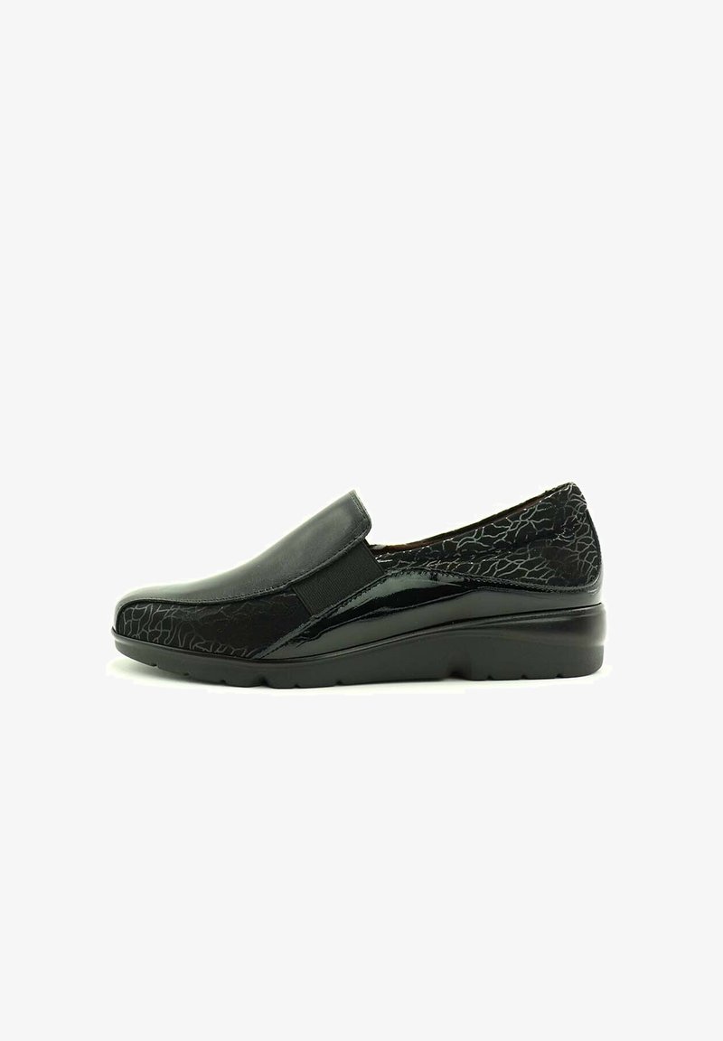Zapatos negros sin cordones con parte superior de cuero brillante y trasera con patrón texturizado. Presentan una puntera redonda y una cómoda suela de goma.