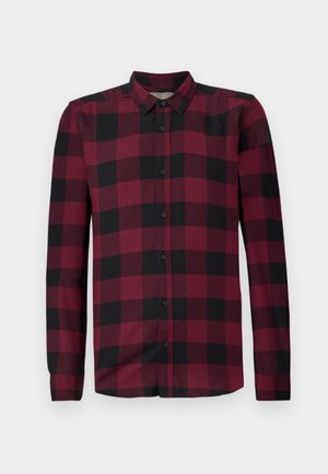 Camisa de manga larga con estampado de cuadros rojos y negros, cuello clásico y puños ajustados.