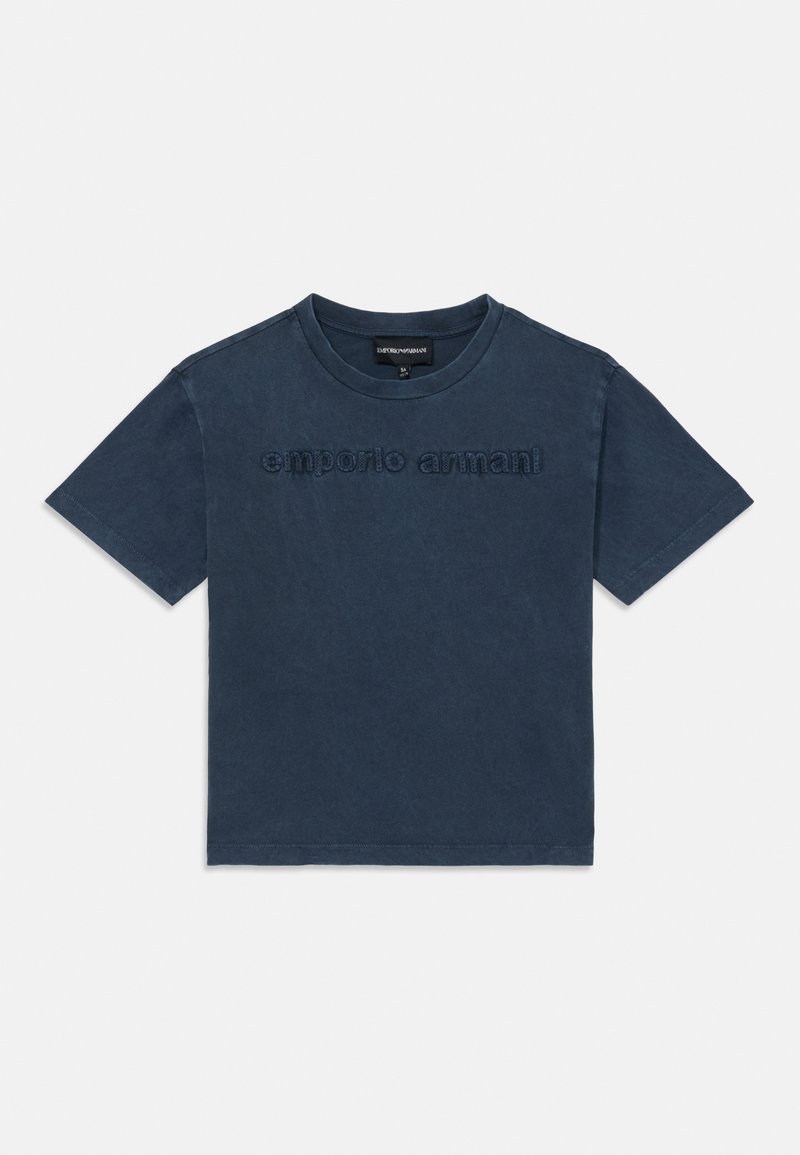 Kraļo zila īsām piedurknēm T-kreklu ar apaļu kaklu un izšūtu "emporio armani" tekstu krūtīs.