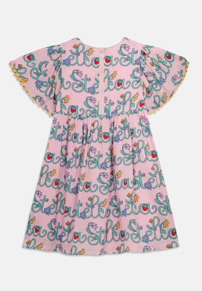 Ruové šaty s krátkymi volánikovými rukávmi, s farebnými kvetinovými vzormi a hravými textovými akcentmi v zelenej, červenej a žltej farbe. Zapínanie na zips vzadu.