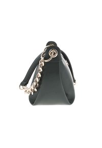 Sac à main en cuir vert de forme triangulaire, avec une poignée en chaîne dorée et une finition brillante. Texture lisse, design minimaliste.