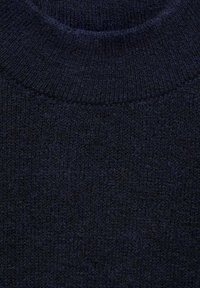 Dettaglio di un maglione lavorato a maglia blu scuro che mette in evidenza un colletto a girocollo a costine e un tessuto morbido e dalla texture elegante con una trama densa e uniforme.