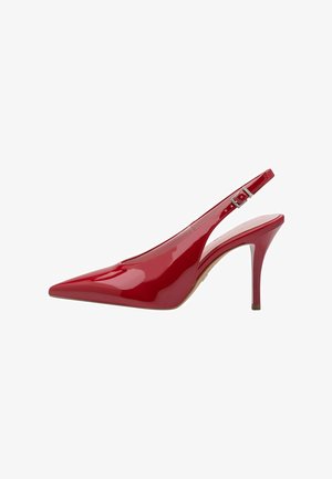Rødt slingback hælhøjhælet sko i laklæder med spids tå, justerbar rem med spænde og en tynd stilet hæl.
