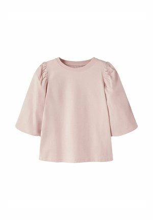 Chemise rose clair à manches longues pour tout-petit avec encolure ronde et épaules bouffantes, design simple et tissu doux.