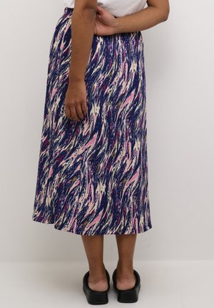 Maxi rok in marineblauw, met een gedurfde abstracte print in roze en crème. Gemaakt van een lichtgewicht stof met een elastische tailleband.