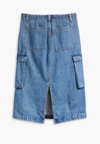 Denim midi nederdel med to påsyede lommer bagpå og sidelommer, med en slidse foran, i en lyseblå farve.