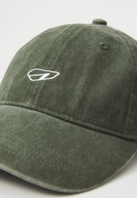 Căciulă de baseball verde măsliniu cu brimi curbat și un mic logo alb brodat centrat deasupra brimi.
