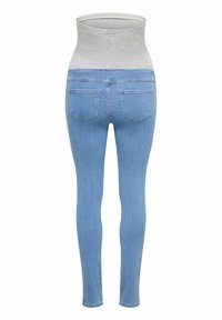 Gaiši zili grūtnieču džinsi ar elastīgu pelēka auduma paneli jostasvietā, redzami no aizmugures, ar divām aizmugurējām kabatām.