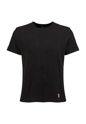 Zwart, kort mouw, getextureerd T-shirt met ronde halslijn en een klein rechthoekig bruin labeltje dichtbij de zoom op een witte achtergrond.