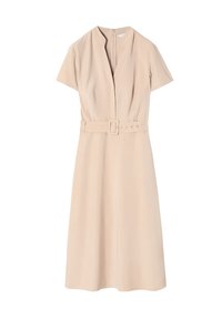 Robe midi beige à manches courtes avec fente en V, ceinture assortie avec boucle, et fermeture éclair au dos.