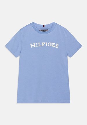 Lyseblå t-shirt med kortærmer og rund hals med "HILFIGER" trykt i hvide store bogstaver centreret på brystet.