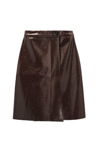 Brąskowa, błyszcząca spódnica wykonana z teksturowanego materiału, z przednim zapięciem na guziki i asymetrycznym dołem. Gładka powierzchnia z widocznymi zagnieceniami.