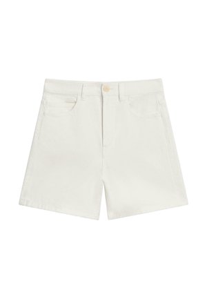 Witte denim shorts met knoop aan de voorkant, lussen voor een riem en twee voorzakken, getoond tegen een effen achtergrond.