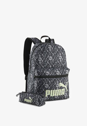 Rucksack aus gemustertem Stoff in Schwarz, Grau und Weiß, mit einer Fronttasche, verstellbaren Riemen und einem kleinen passenden Federmäppchen.