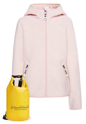 Sudadera con cremallera de color rosa claro, con dos bolsillos laterales, tejido texturizado y capucha. Acompañada de una bolsa impermeable amarilla brillante con texto negro.