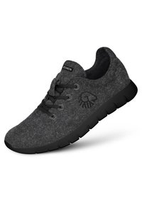 Chaussure à lacets en feutre gris foncé avec semelle noire flexible et logo sur le côté, conçue pour une utilisation décontractée ou sportive.