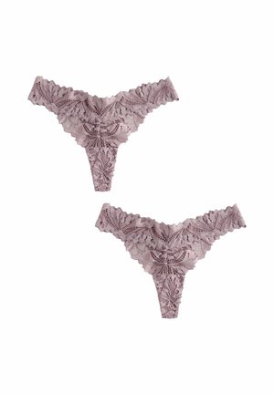 Krajková tanga v tlumené mauve barvě, se květinovým vzorem, vlnkovanými okraji a složitým designem. Měkká textura. Zobrazena dvě kusy.