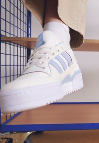 adidas Originals FORUM BOLD STRIPES - Trainers - off white/clear sky/white