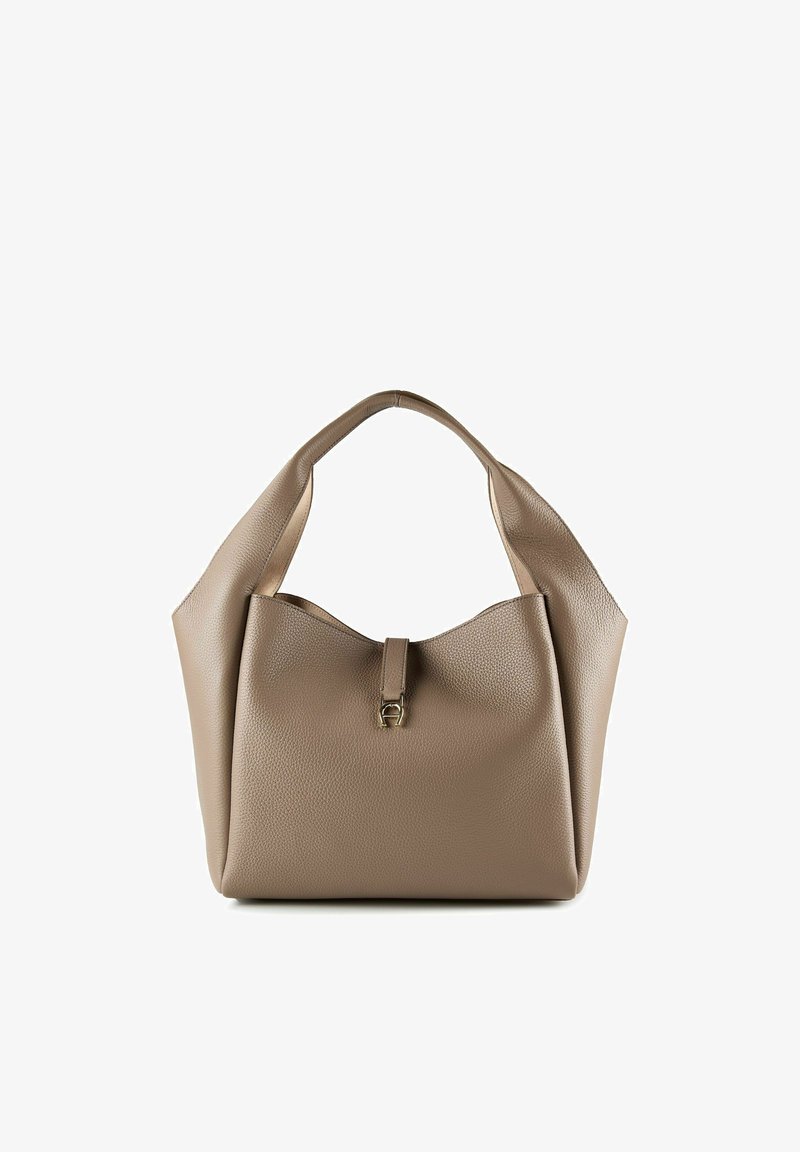 Braune Lederhandtasche mit strukturierter Oberfläche, zentralem Riemenverschluss und breiten Schulterriemen. Geschwungene Form mit stabilem Boden.