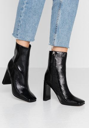 Enkellaarsjes met hoge hak - black