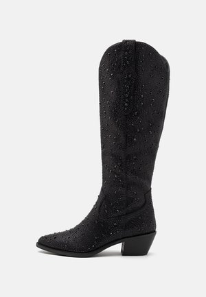 Schwarze Cowboy-Stiefel mit spitzer Zehenform, verziert mit strukturiertem Perlenbesatz, mit einem mittelhohen Absatz und einem leicht geschwungenen Schaft.