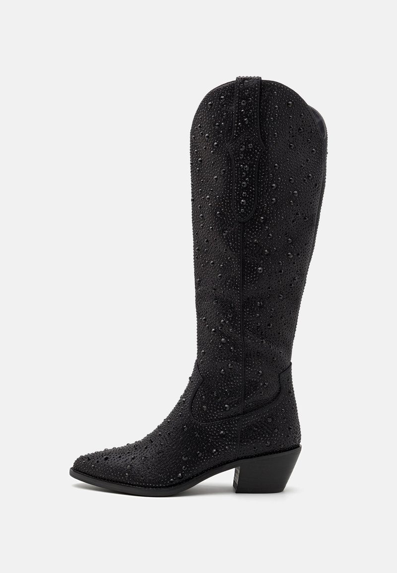 Botas de vaquero negras con punta afilada, adornadas con cuentas texturizadas, con un tacón de altura media y una parte superior ligeramente curva.