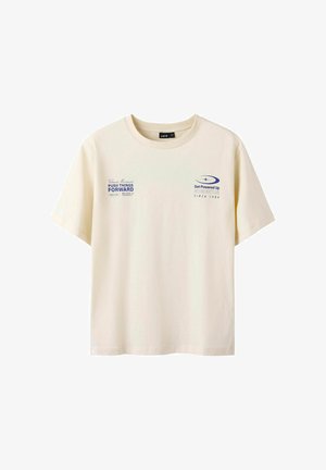 Beige katoenen t-shirt met korte mouwen, ronde hals, met blauwe tekstgraphics op de voorkant. Klassieke pasvorm, zachte textuur.