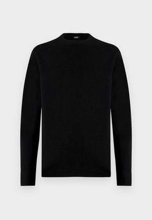 Zwarte lange mouwen crew neck trui met een eenvoudig, effen ontwerp en een klein merkembleem binnenin de kraag.