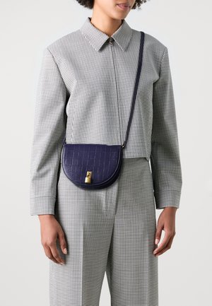 Ted Baker SOHHO PADLOCK DETAIL SADDLE BAG - Umhängetasche - blue