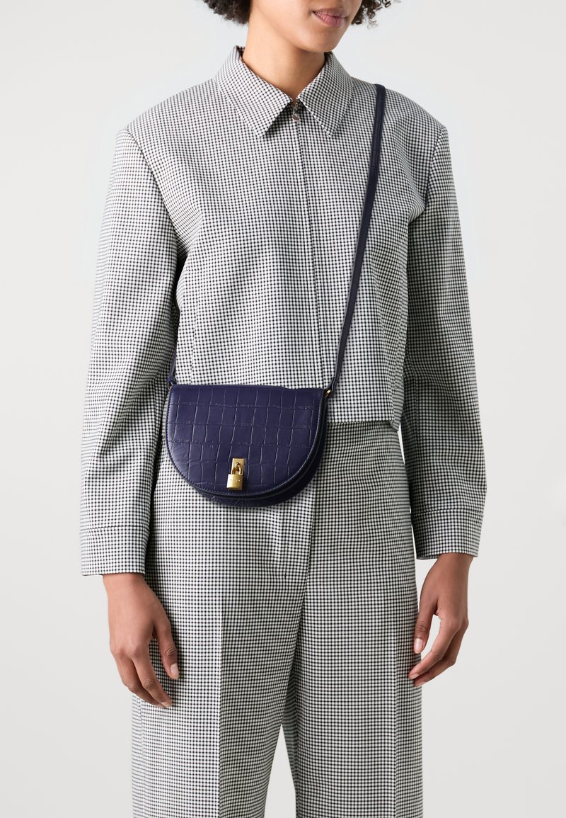 Ted Baker SOHHO PADLOCK DETAIL SADDLE BAG - Borsa a tracolla - blue