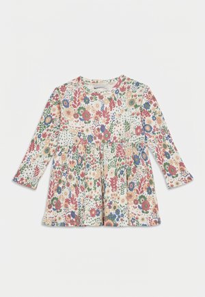 Robe d'enfant à manches longues avec taille froncée, avec un motif floral multicolore sur fond blanc.