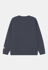 Felpa di un blu scuro con maniche lunghe, scollatura tonda, polsini e orlo a costine. Texture morbida, design semplice, piccolo etichetta su una manica.