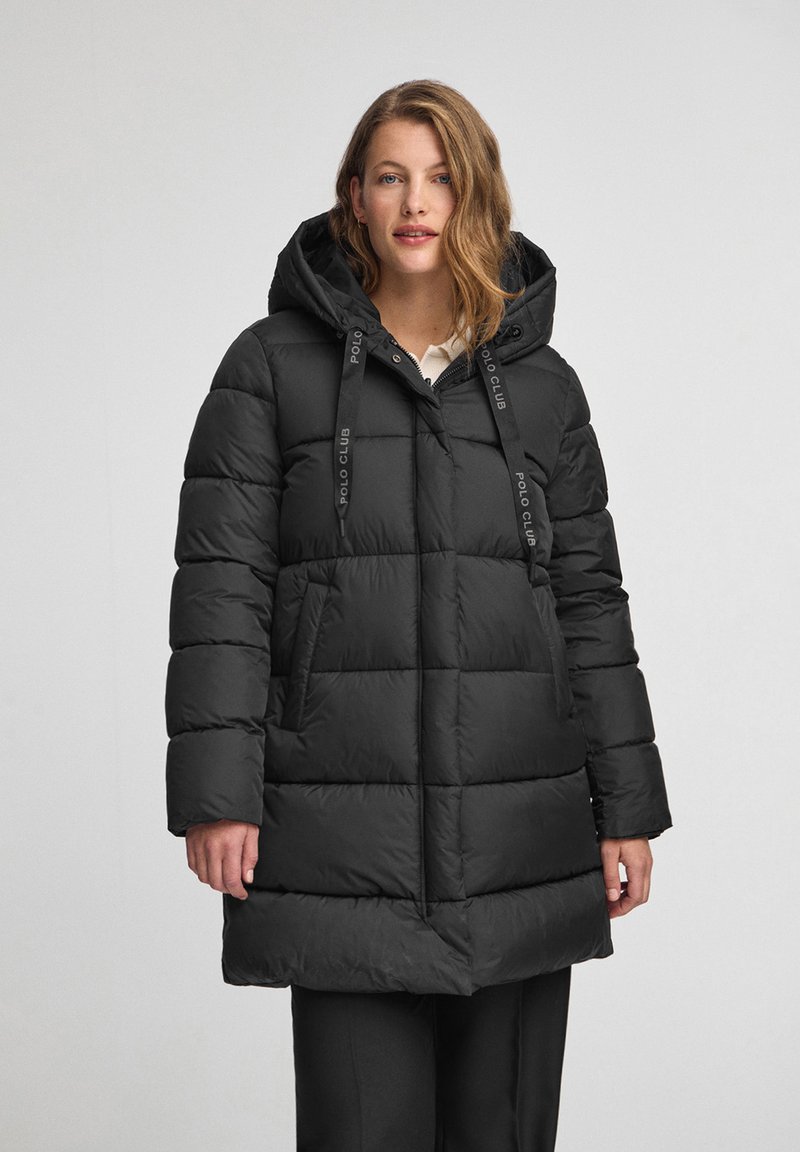 Czarna kurtka puchowa z kapturem, z pikowaną strukturą, akcentami w postaci sznureczków i kieszeniami bocznymi. Wykonana z lekkiego, izolowanego materiału.