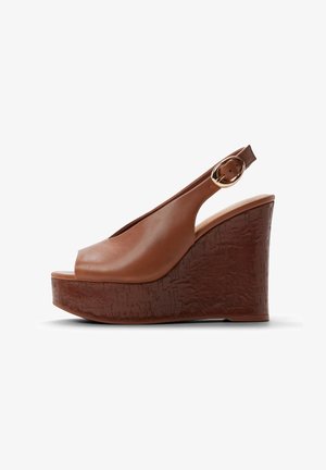 Sandalia cuña de cuero marrón con puntera abierta, suela plataforma texturizada y correa de tobillo ajustable con hebilla.