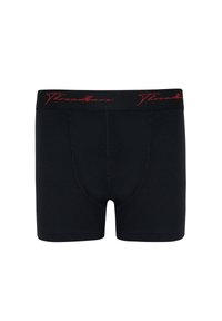 Černé boxerky z hladkého materiálu, s červeným logem na pase a přiléhavým střihem.