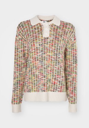 Neulepusero kauluskannalla. Ominaisuuksia moniväriset pystysuorat raidat punaisessa, vihreässä, keltaisessa ja kermassa. Keskipainoinen rakenne.