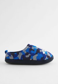 Børns sutsko med blå, grå og sort camouflage-mønster samt sort sål mod en ensfarvet baggrund.