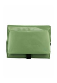 Sac rectangulaire vert en matériau synthétique brillant, doté d'un rabat à l'avant avec une sangle noire et un logo en relief dans le coin inférieur droit.