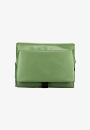 Sac rectangulaire vert en matériau synthétique brillant, doté d'un rabat à l'avant avec une sangle noire et un logo en relief dans le coin inférieur droit.