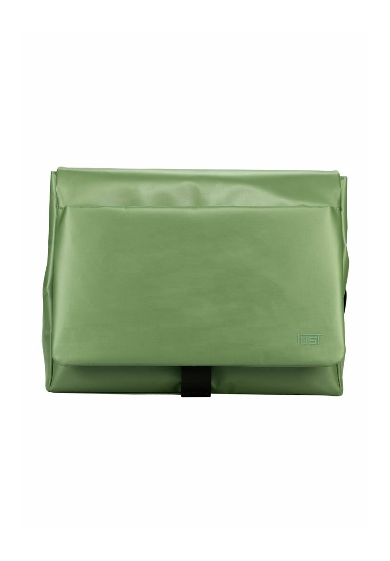 Sac rectangulaire vert en matériau synthétique brillant, doté d'un rabat à l'avant avec une sangle noire et un logo en relief dans le coin inférieur droit.