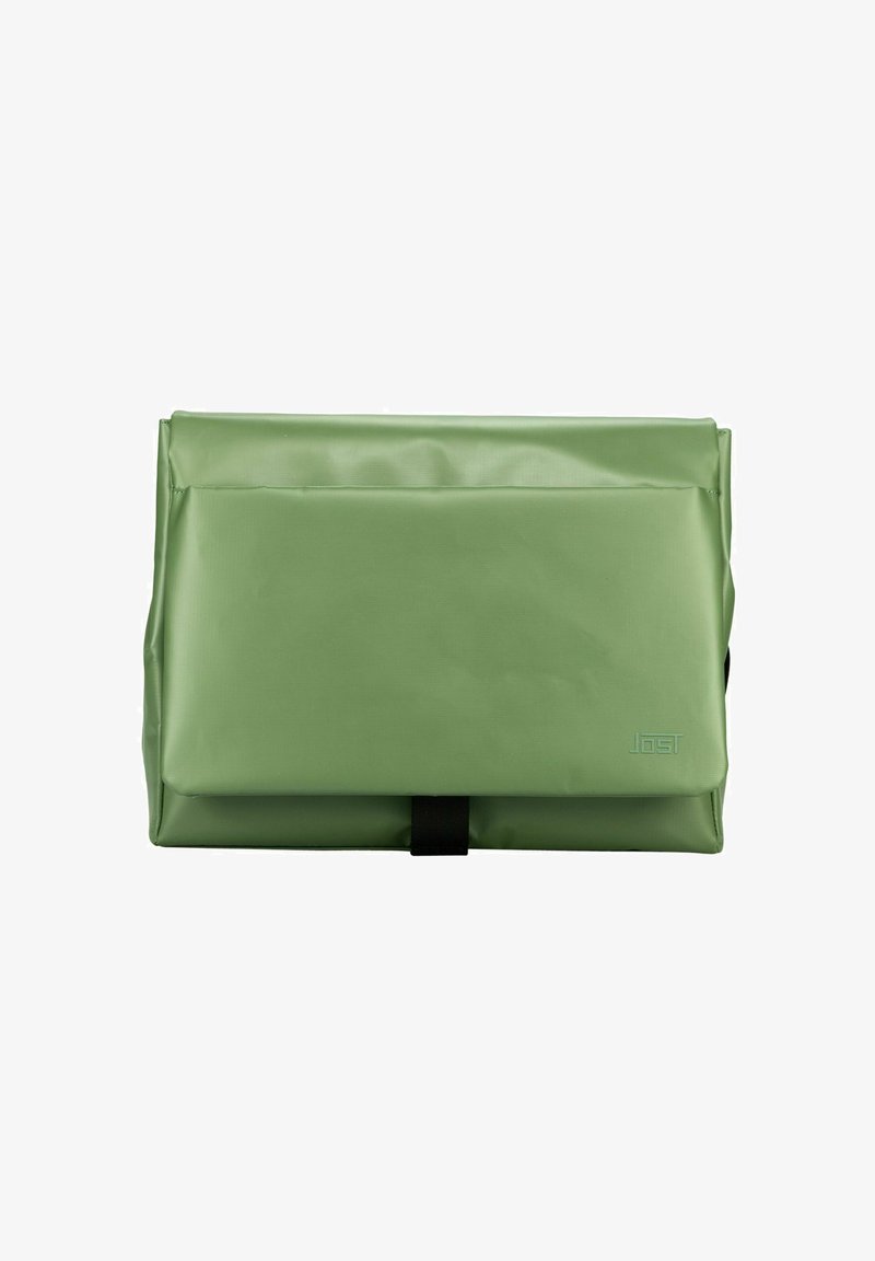 Sac rectangulaire vert en matériau synthétique brillant, doté d'un rabat à l'avant avec une sangle noire et un logo en relief dans le coin inférieur droit.