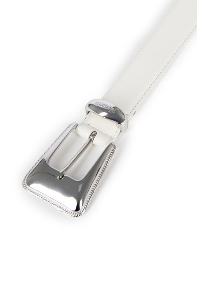 Weißer Ledergürtel mit großer, glänzender, silberner rechteckiger Schnalle und einer Metallöse mit der Prägung "STAND BY."