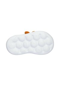 Suola di scarpa in gomma bianca con superficie texturizzata, caratterizzata da modelli circolari in rilievo e un'impronta del logo. Accentuata da dettagli arancioni.