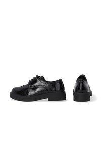 Zwarte leren brogue-schoenen met een glanzende afwerking, geperforeerde details, ronde neus en een dikke rubberen zool. Veters voor een veilige pasvorm.